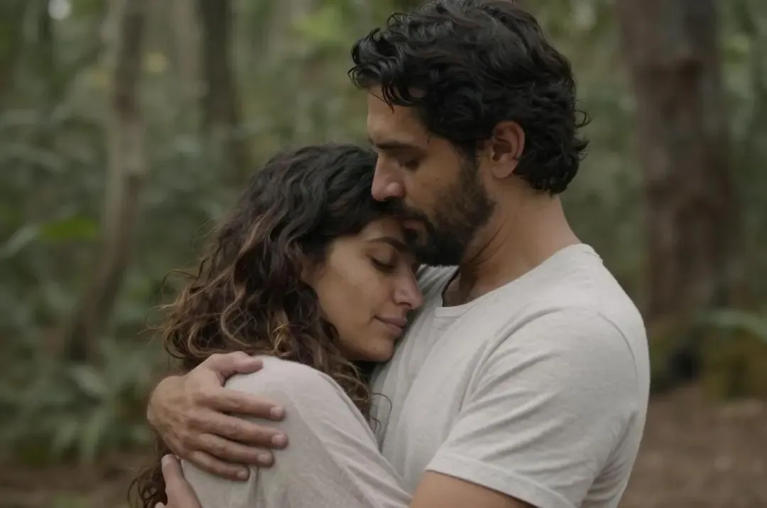 Pareja abraza tiernamente, irradiando paz y comprensión en Hogar Gnóstico.