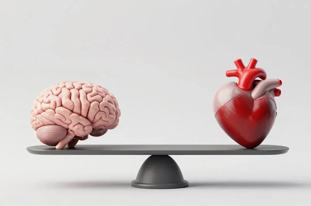 Balanza con cerebro y corazón en equilibrio, representando la sensatez en el uso del conocimiento directo.