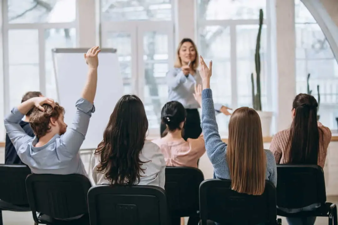 Mulher dando uma palestra