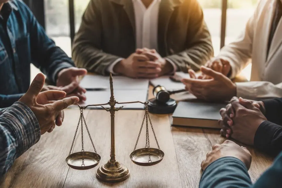 Balanza de justicia y personas dialogando sobre derechos y reconocimiento