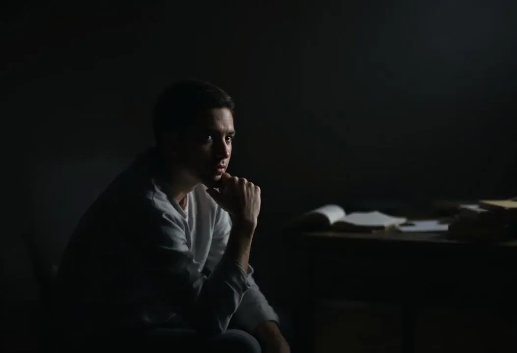 Persona reflexiona sobre promesas espirituales falsas y mitomanía.