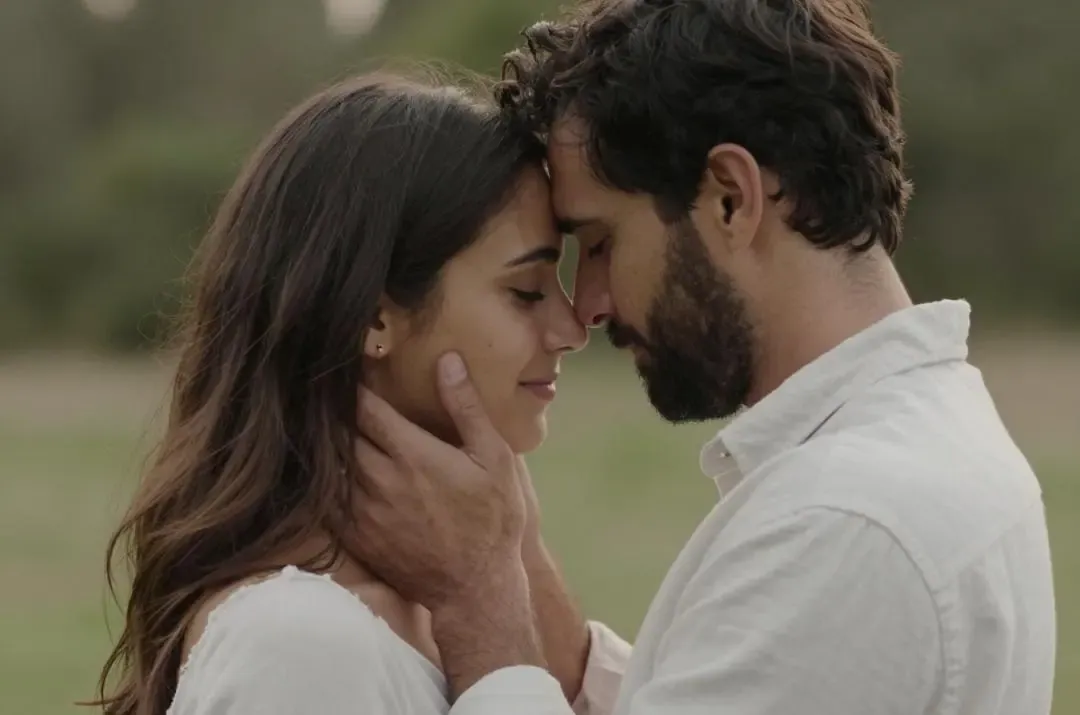 Pareja abrazándose, simbolizando amor, conexión y afinidad matrimonial.
