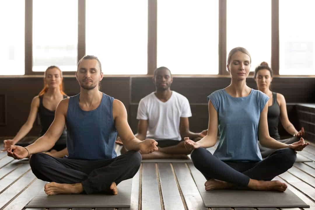 Grupo de Personas practicando meditación